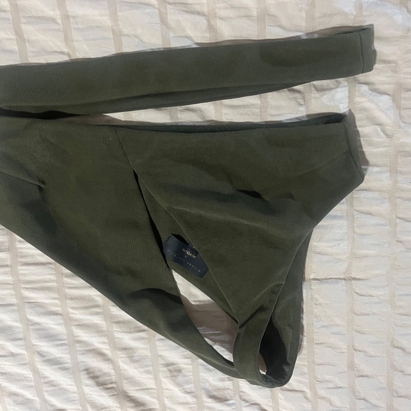 Michael Costello x REVOLVE Mateo Crop Top in Dark Green Size: Small - Picture 6 of 7